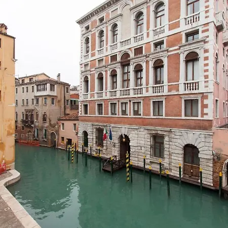 아파트 Explore From A Sophisticated Hideaway In San Polo