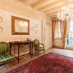 Explore From A Sophisticated Hideaway In San Polo * Venedig