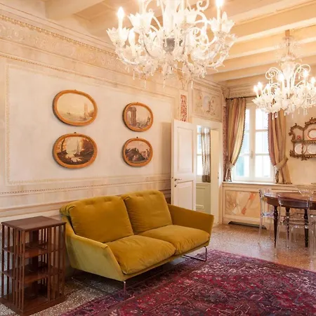Apartment Explore From A Sophisticated Hideaway In San Polo