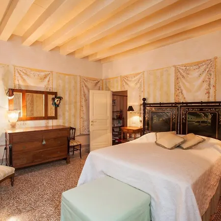 Explore From A Sophisticated Hideaway In San Polo Apartment *