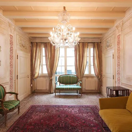 Explore From A Sophisticated Hideaway In San Polo アパート ヴェネツィア