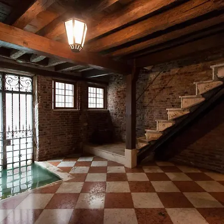 Explore From A Sophisticated Hideaway In San Polo Wenecja