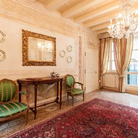 Explore From A Sophisticated Hideaway In San Polo * Venice