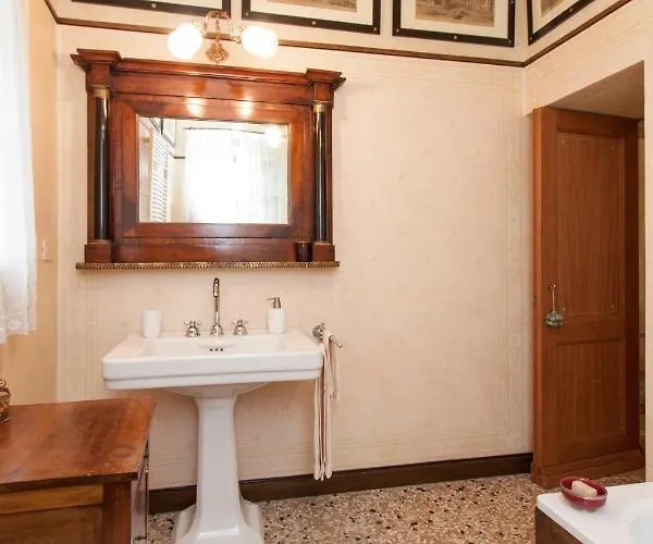 Explore From A Sophisticated Hideaway In San Polo Wenecja