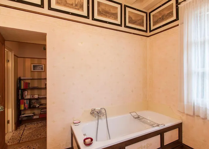 Explore From A Sophisticated Hideaway In San Polo Apartament *