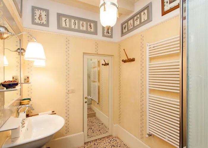 Explore From A Sophisticated Hideaway In San Polo * 베니스