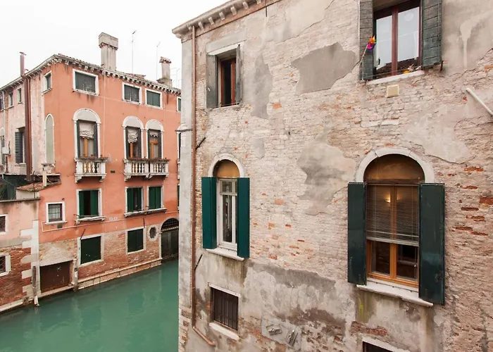 Explore From A Sophisticated Hideaway In San Polo Venedik