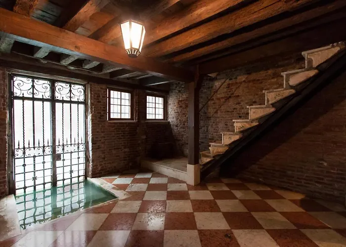 Explore From A Sophisticated Hideaway In San Polo Venedik