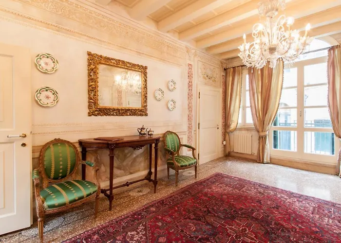 Explore From A Sophisticated Hideaway In San Polo * 베니스
