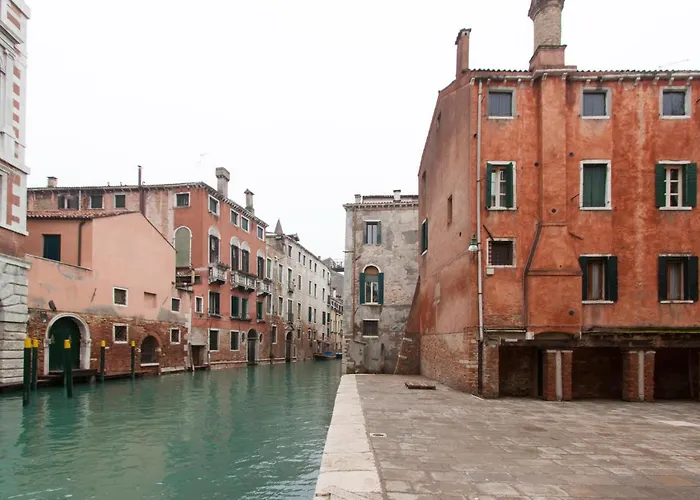 Explore From A Sophisticated Hideaway In San Polo 베니스