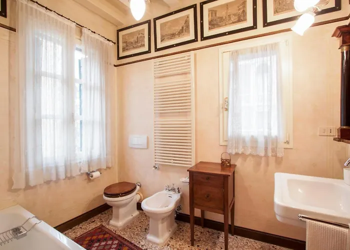 Explore From A Sophisticated Hideaway In San Polo 아파트