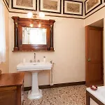 Explore From A Sophisticated Hideaway In San Polo Venedig