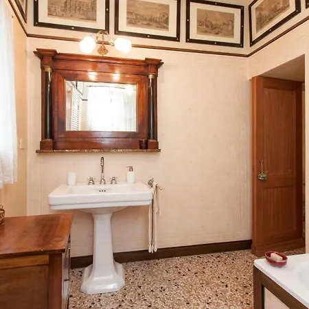 Explore From A Sophisticated Hideaway In San Polo Benátky