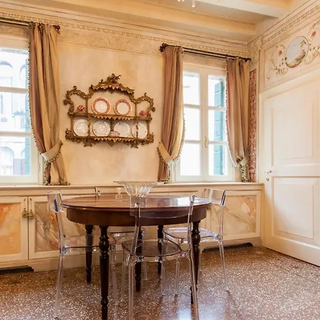 Explore From A Sophisticated Hideaway In San Polo Benátky