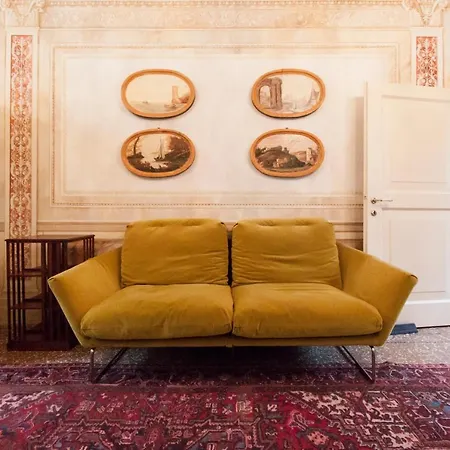 Explore From A Sophisticated Hideaway In San Polo Apartmán