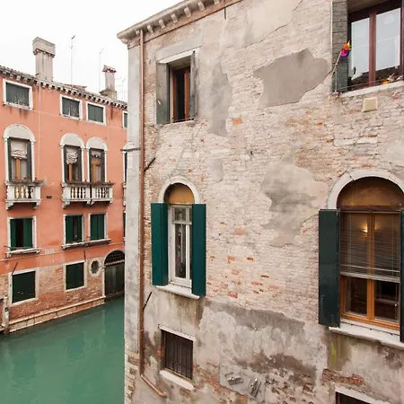 Explore From A Sophisticated Hideaway In San Polo Benátky