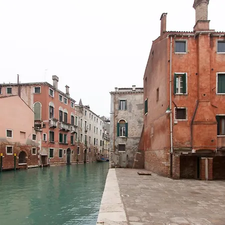 Explore From A Sophisticated Hideaway In San Polo Benátky