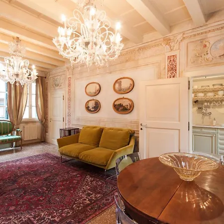Апартаменты Explore From A Sophisticated Hideaway In San Polo *