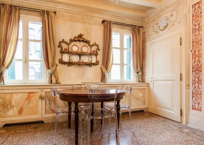 Explore From A Sophisticated Hideaway In San Polo Venice