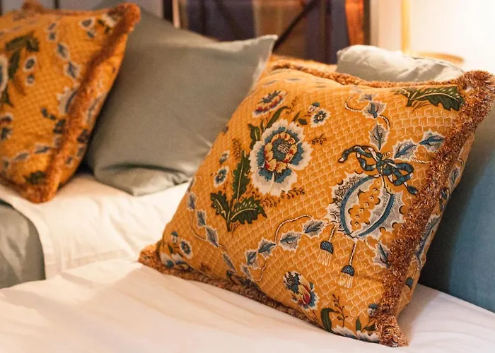 Explore From A Sophisticated Hideaway In San Polo Apartment *