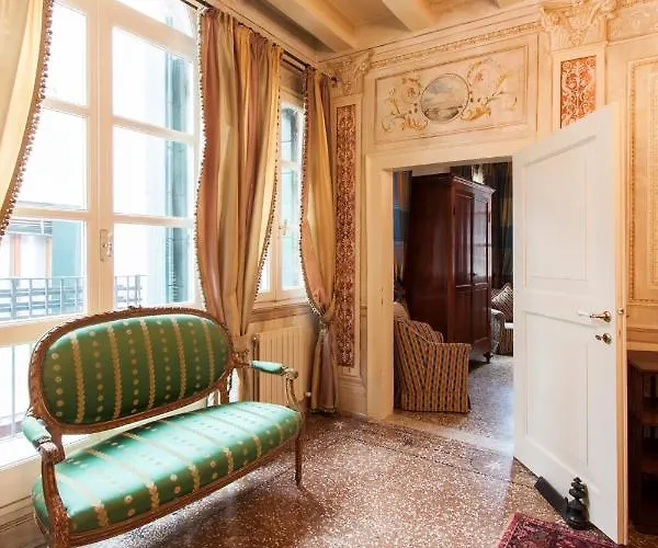 Explore From A Sophisticated Hideaway In San Polo Apartment *